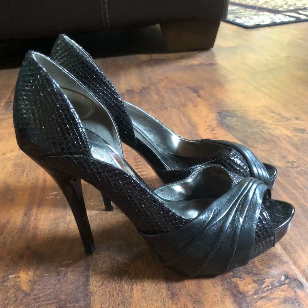 Guess snakeskin heels size 5